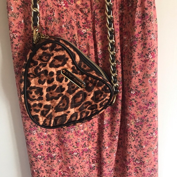 SOLD Betsey Johnson heart shaped bag 💜 - Picture 11 of 11